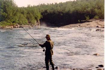 Salmon on the hook at the 3rd rapids in Vestre Jakobselv. Photo: Ann-Kristin Basma.