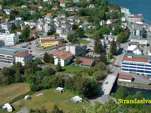 Överflygsbild av Stranda centrum, Nedre Strandaelva syns i slutet på sin färd.