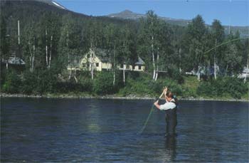 Ingelise Bronaes try fishing in the Målselva.