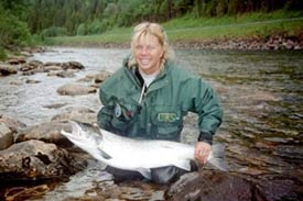 Siv Jansson with a fine salmon of 8.4 kg was taken at Björgen. Foto: Leif Jansson