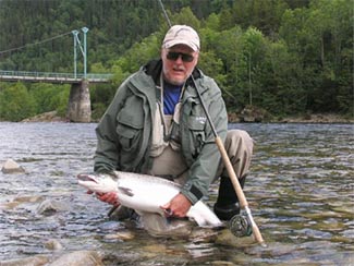 Berndt Forsberg with a salmon of 8.5 kg. photo Frank Pålson