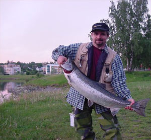 Tony Ekholm from Avesta with a nice salmon 8.9 kg. Photo: Olle Sundström