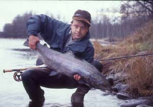 Per Brännström with spawning salmon-colored female, photo: Nicklas Brännström
