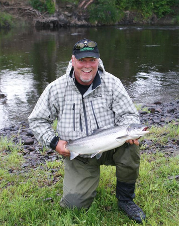 Anders (minks) Sparf with a lusad salmon, weight 4,3 kg caught July 21, 2011 on fly zon2 Kullagård.