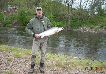 Claes Karlsson with a salmon, weight 7.5 kg caught May 17 2009 on the fly 