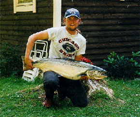 Erik Asplund with salmon of 14.1 kg. Photo: Marcus Hoope