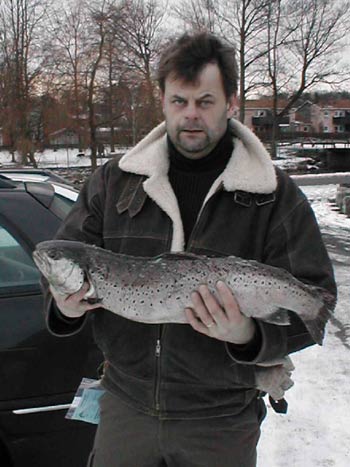 The premiere in 2004, caught Stefan Nygren from Tomelilla his 1st sea trout weight 5.0 kg. Photo: S.F.S.