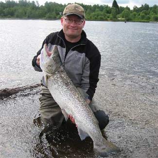 Michael Jonsson med en Gullspångsöring på 9,25 kg fångad i Klarälven Forshaga den 21/6 2004